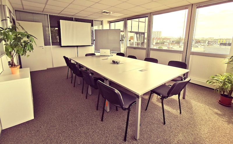 Salle de réunion dans l'espace de coworking Autrement Dit